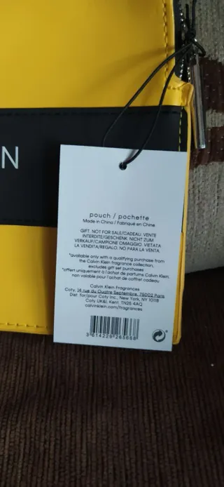 Neceser amarillo Calvin Klein.