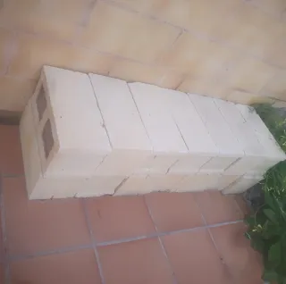 Bloques de hormigón amarillo 1€ la unidad