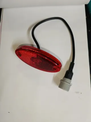 Luz de gálibo LED de color rojo.