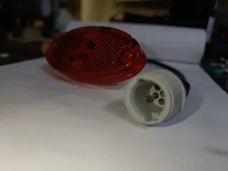 Luz de gálibo LED de color rojo.