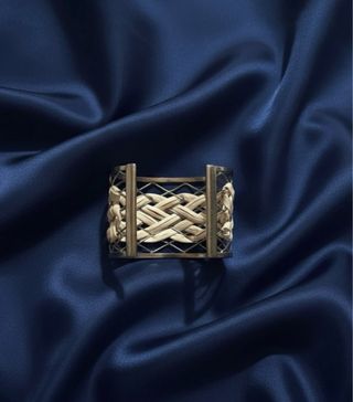 Bracciale rigido con inserti intrecciati bianche