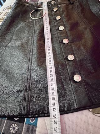 Falda charol negro Stradivarius