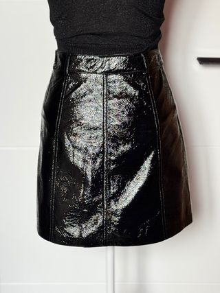 Falda charol negro Stradivarius