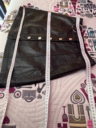 Falda charol negro Stradivarius