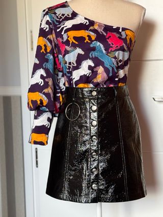 Falda charol negro Stradivarius