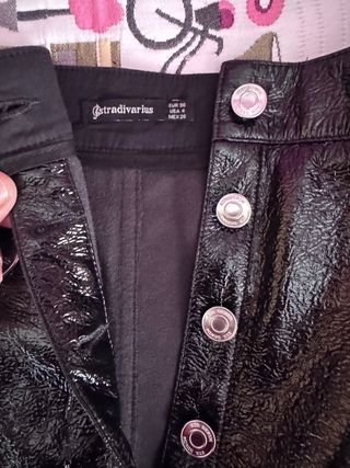 Falda charol negro Stradivarius