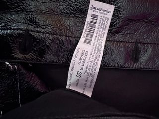 Falda charol negro Stradivarius