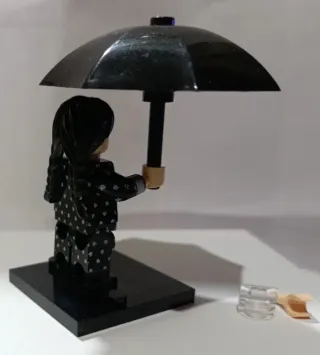 Mini Figura Miércoles Addams con paraguas