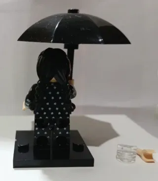 Mini Figura Miércoles Addams con paraguas