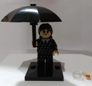 Mini Figura Miércoles Addams con paraguas