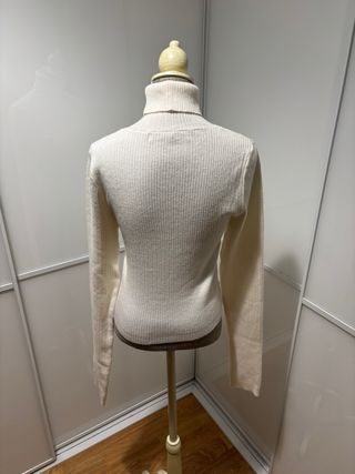 Jersey cuello vuelto blanco roto Bershka