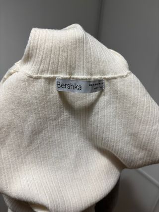 Jersey cuello vuelto blanco roto Bershka