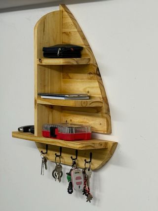 Estantería artesanal en madera pino con llavero