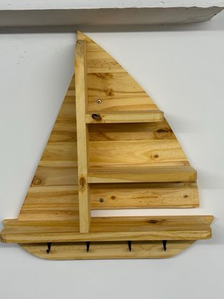 Estantería artesanal en madera pino con llavero