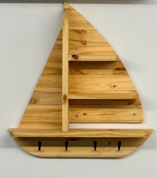 Estantería artesanal en madera pino con llavero