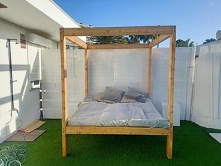 Cama balinesa en madera. Dimensiones 200x180cm.