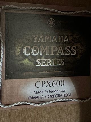 YAMAHA - Guitarra electroacústica