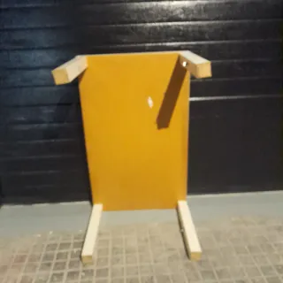 Mesa blanca de salón