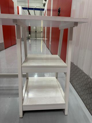 Mesa escritorio de con 2 estantes laterales.