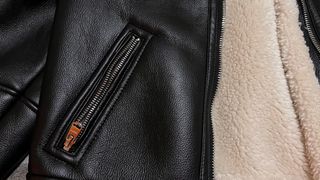 Chaqueta borreguito blanco Bershka, mujer.