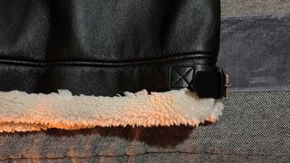 Chaqueta borreguito blanco Bershka, mujer.