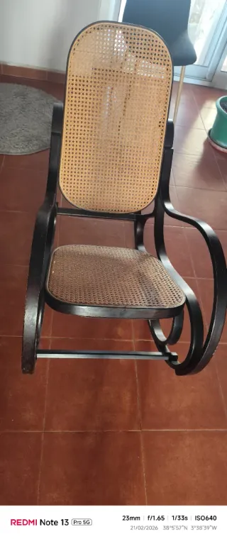 Mecedora antigua. Asiento y respaldo original.