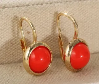 Pendientes en metal dorado y piedra color coral