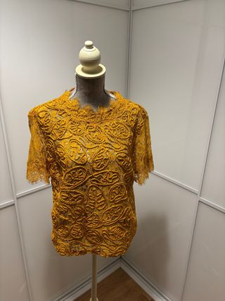Top encaje y croché color mostaza