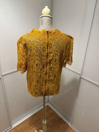 Top encaje y croché color mostaza