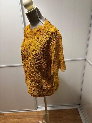 Top encaje y croché color mostaza