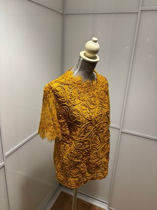 Top encaje y croché color mostaza