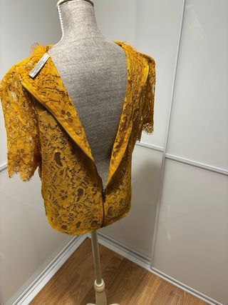 Top encaje y croché color mostaza