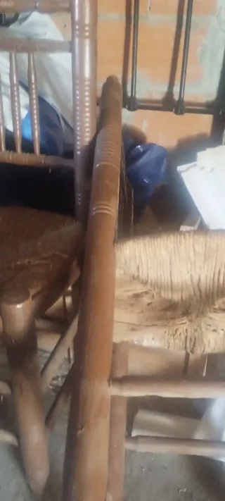 Sillas de madera antiguas marrones