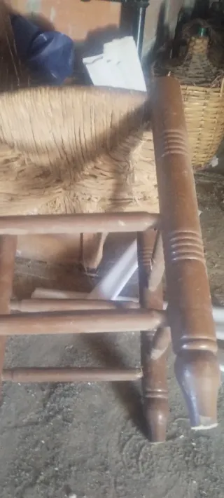 Sillas de madera antiguas marrones