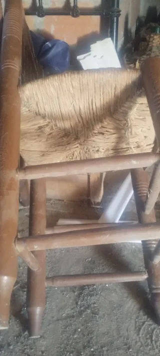 Sillas de madera antiguas marrones