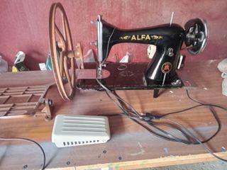 Máquina de coser Alfa antigua