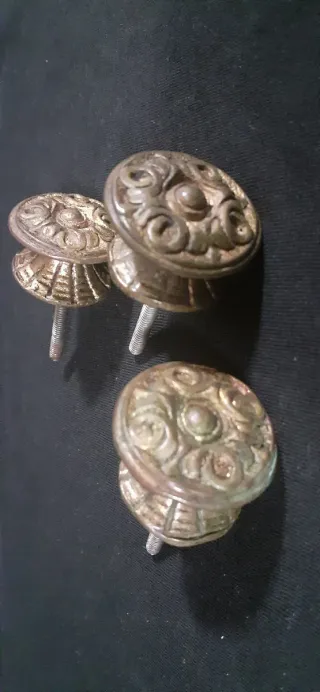 3 Pomos bronce macizo. Tiradores antiguos.