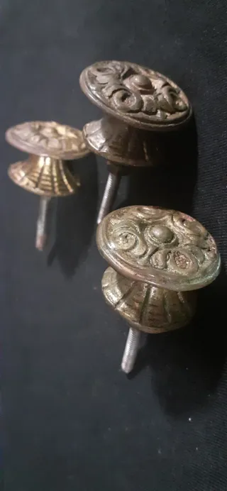 3 Pomos bronce macizo. Tiradores antiguos.
