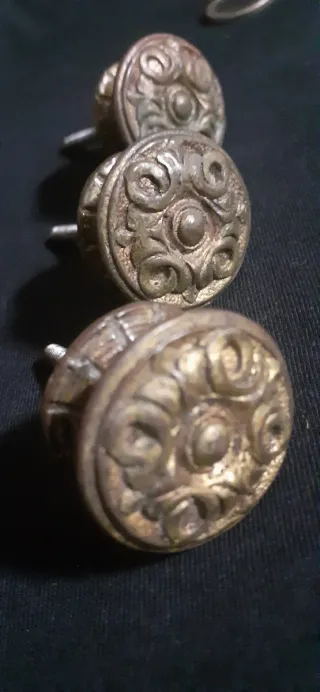 3 Pomos bronce macizo. Tiradores antiguos.