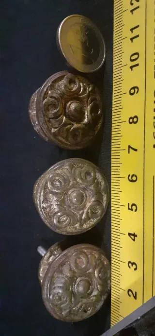 3 Pomos bronce macizo. Tiradores antiguos.