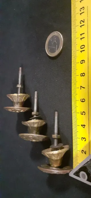 3 Pomos bronce macizo. Tiradores antiguos.