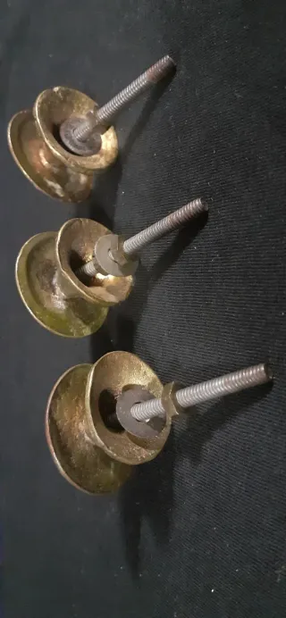 3 Pomos bronce macizo. Tiradores antiguos.