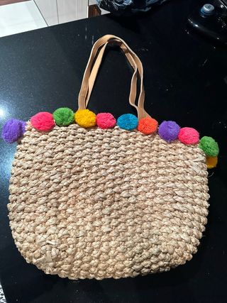 Bolso de rafia con pompones de colores