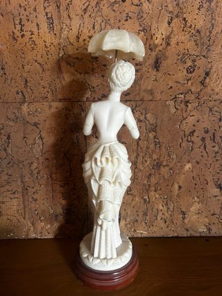 Figura Dama Vintage Paraguas Imitación Marfil