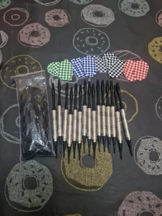 15 Dardos con puntas y 15 plumas