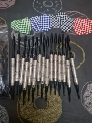 15 Dardos con puntas y 15 plumas