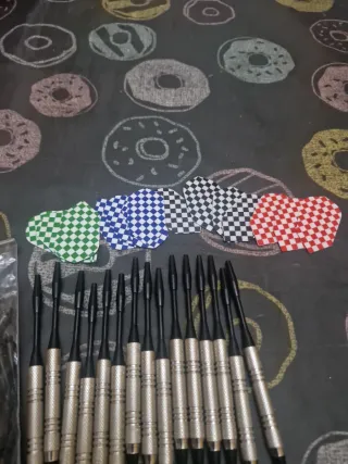 15 Dardos con puntas y 15 plumas