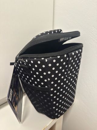 Canon EOS 2000D con estuche