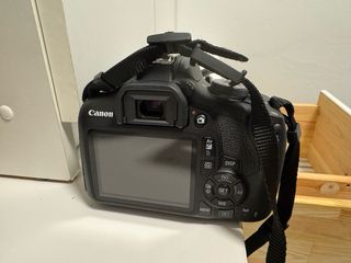 Canon EOS 2000D con estuche