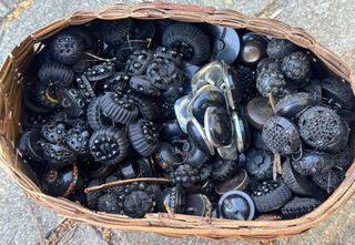 Cesto con botones antiguos